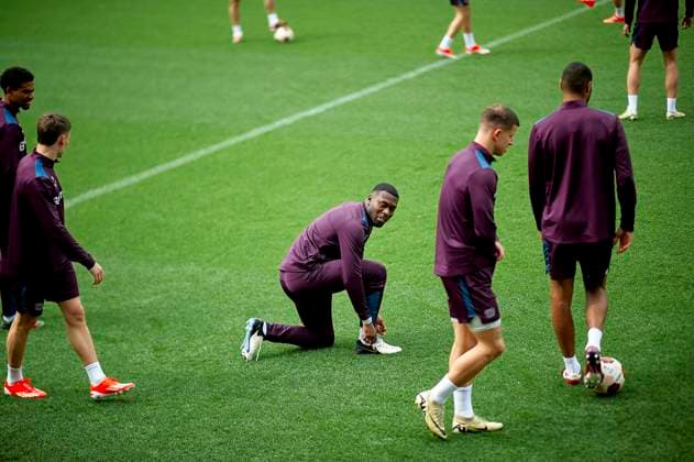 LEVERKUSEN, GERMANY - 8 MAY, 2024: Timothy Fosu-Mensah, Pre match UEFA Europa League practice FC Bayer 04 Leverkusen at BayArena  Copyright: xVitaliixKliuiev(Vitleo),xVITALIIxKLIUIEVx