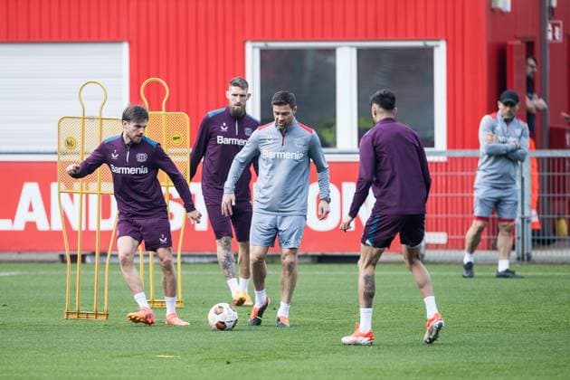 UEFA Europa League final training Bayer 04 Leverkusen Xabi Alonso Coach Bayer 04 Leverkusen as always In the middle of one of the training elements Jonas Hofmann Bayer 04 Leverkusen, 7 , Robert Andrich Bayer 04 Leverkusen, 8 UEFA Europa League final training Bayer 04 Leverkusen Leverkusen, Ulrich Haberland Stadion am 08 052024 Copyright: xBEAUTIFULxSPORTS Wunderlx