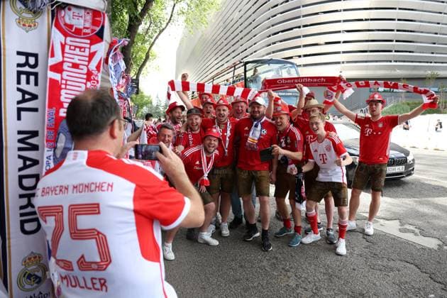 Football, CL, Real Madrid - FC Bayern Munich, Fans in front of the stadium