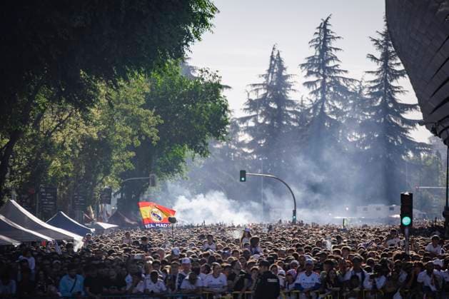 Real Madrid fans waiting for the arrival of the team bus, Real Madrid vs FC Bayern Muenchen, Football, Champions League, semi-final, 08 05 2024 Madrid Madrid Spain Copyright: xkolbert-press MarcxNiemeyerx