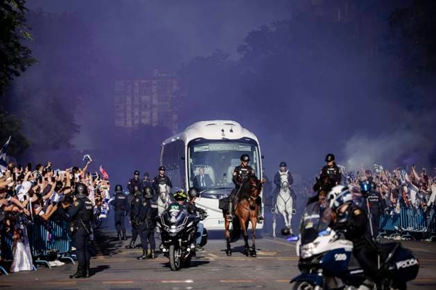 Sport Themen der Woche KW19 Sport Bilder des Tages Fans von Real Madrid warten auf die Ankunft des Mannschaftsbusses, Real Madrid vs. FC Bayern Muenchen, Fussball, Champions League, Halbfinale, 08.05.2024 Madrid Madrid Spanien *** Real Madrid fans waiting for the arrival of the team bus, Real Madrid vs FC Bayern Muenchen, Football, Champions League, semi-final, 08 05 2024 Madrid Madrid Spain Copyright: xkolbert-press MarcxNiemeyerx