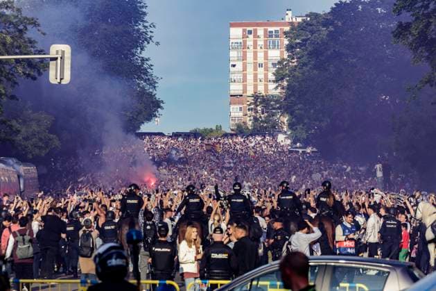 Real Madrid fans waiting for the arrival of the team bus, Real Madrid vs FC Bayern Muenchen, Football, Champions League, semi-final, 08 05 2024 Madrid Madrid Spain Copyright: xkolbert-press MarcxNiemeyerx