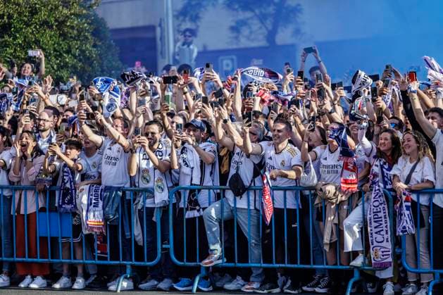 Real Madrid fans waiting for the arrival of the team bus, Real Madrid vs FC Bayern Muenchen, Football, Champions League, semi-final, 08 05 2024 Madrid Madrid Spain Copyright: xkolbert-press MarcxNiemeyerx