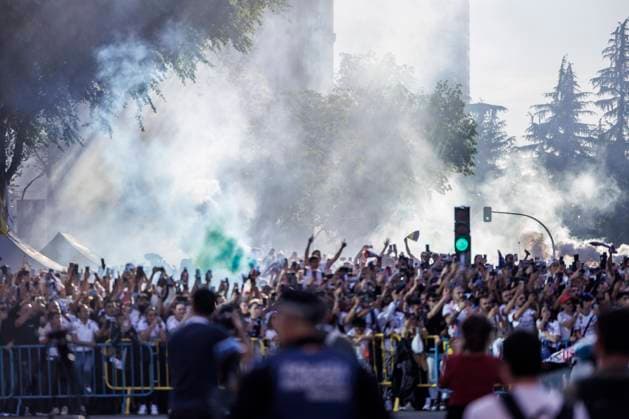 Real Madrid fans waiting for the arrival of the team bus, Real Madrid vs FC Bayern Muenchen, Football, Champions League, semi-final, 08 05 2024 Madrid Madrid Spain Copyright: xkolbert-press MarcxNiemeyerx