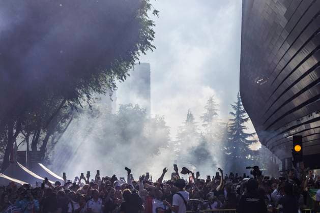 Real Madrid fans waiting for the arrival of the team bus, Real Madrid vs FC Bayern Muenchen, Football, Champions League, semi-final, 08 05 2024 Madrid Madrid Spain Copyright: xkolbert-press MarcxNiemeyerx