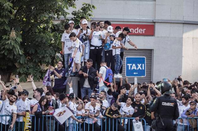 Real Madrid fans waiting for the arrival of the team bus, Real Madrid vs FC Bayern Muenchen, Football, Champions League, semi-final, 08 05 2024 Madrid Madrid Spain Copyright: xkolbert-press MarcxNiemeyerx
