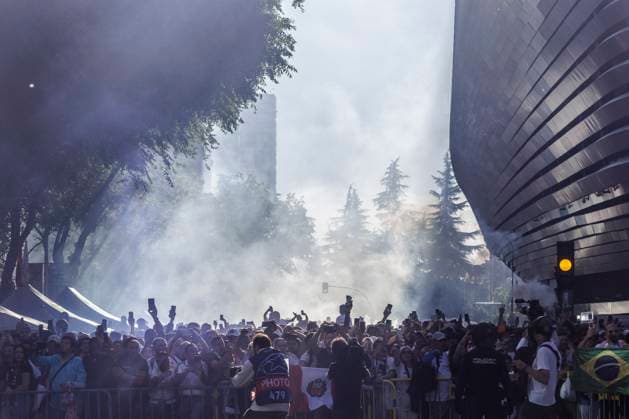 Real Madrid fans waiting for the arrival of the team bus, Real Madrid vs FC Bayern Muenchen, Football, Champions League, semi-final, 08 05 2024 Madrid Madrid Spain Copyright: xkolbert-press MarcxNiemeyerx