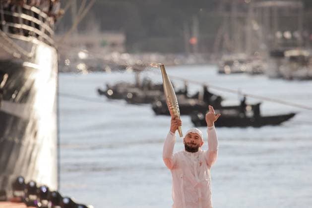 Sport Themen der Woche KW19 Sport Bilder des Tages Arrival Of The Olympic Flame In Marseille French rapper Julien Mari aka Jul lights the Olympic and Paralympic Torch Relays cauldron, designed by Mathieu Lehanneur, with the Olympic Torch during the Olympic Flame arrival ceremony at the Vieux-Port (Old Port) as part of its journey ahead of the Paris 2024 Olympic and Paralympic Games, in Marseille, southeastern France, on May 8, 2024. The transfer of the flame onshore from a 19th-century tall ship will mark the start of a 12,000-kilometre (7,500-mile) torch relay across mainland France and the country s far-flung overseas territories. Photo by Thibaud Moritz ABACAPRESS.COM Marseille France  Copyright: xMoritzxThibaud ABACAx