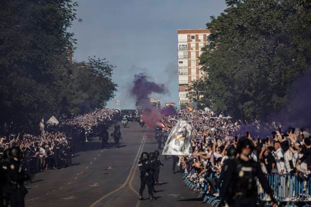 Real Madrid fans waiting for the arrival of the team bus, Real Madrid vs FC Bayern Muenchen, Football, Champions League, semi-final, 08 05 2024 Madrid Madrid Spain Copyright: xkolbert-press MarcxNiemeyerx