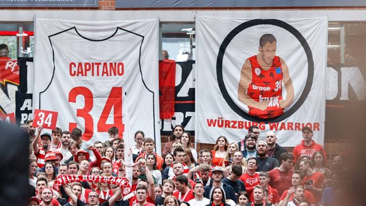 08 05 2024, Wuerzburg Baskets vs MLP Academics Heidelberg, easyCredit BBL, 33 Matchday, Germany, Wuerzburg, tectake Arena, In the picture The fans of the Wuerzburg Baskets have prepared a choreography for Felix Hoffmann Wuerzburg Baskets, 34 Copyright: HMBxMedia xJulienxBecker