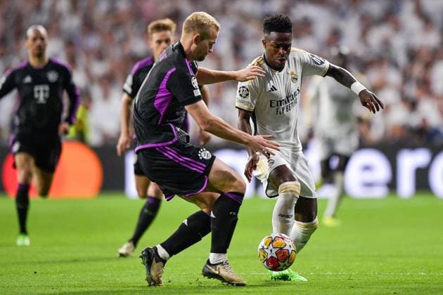2024-05-08 Real Madrid v FC Bayern Munchen - Semi-final Second Leg - UEFA Champions League 2023 24 MADRID, SPAIN - MAY 8: Matthijs de Ligt of FC Bayern Munchen battles for the ball with Vinicius Junior of Real Madrid during the Semi-final Second Leg - UEFA Champions League 2023 24 match between Real Madrid and FC Bayern Munchen at Estadio Santiago Bernabeu on May 8, 2024 in Madrid, Spain. (Photo by Pablo Morano BSR Agency) Madrid Spain Content not available for redistribution in The Netherlands directly or indirectly through any third parties. Copyright: xBSRxAgencyx