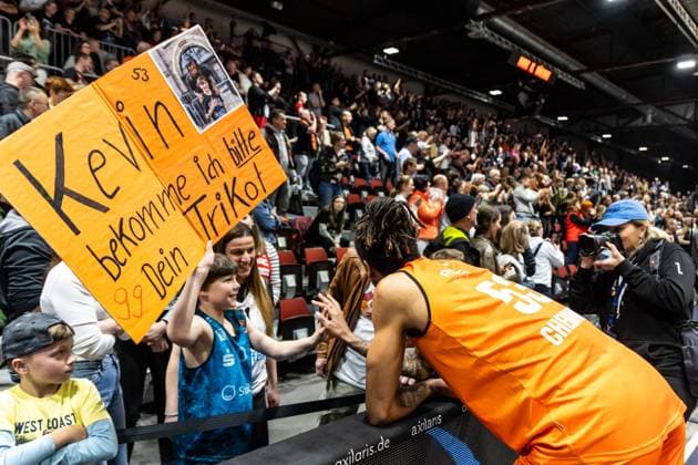 easyCredit Basketball Bundesliga, BBL, Season 2023 2024, Men 08 05 2024, Niners Chemnitz Basketball Löwen Braunschweig, Kevin Yebo Niners Chemnitz, No 53 with a fan Copyright Alexander Trienitz