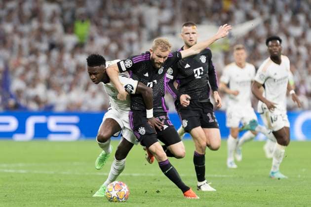 UEFA CHAMPIONS LEAGUE - Real Madrid vs FC Bayern München MADRID, SPAIN - MAY 8:Vinicius jr of Real Madrid and Konrad Laimer of Bayern Munich fight for the ball during the UEFA CHAMPIONS LEAGUE 2023 24 semi-finals second leg match between Real Madrid and FC Bayern München at Santiago Bernabeu Stadium. (Photo by Guillermo Martinez) Madrid Santiago BernabÃ u Stadium Spain Copyright: xGuillermoxMartinezx