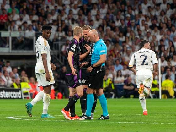 08 05 2024, Football UEFA Champions League 2023 2024 semi-final, Real Madrid FC Bayern Munich, at Estadio Santiago Bernabeu, Madrid, Konrad Laimer FC Bayern Munich and Harry Kane FC Bayern Munich press the referee Szymon Marciniak re