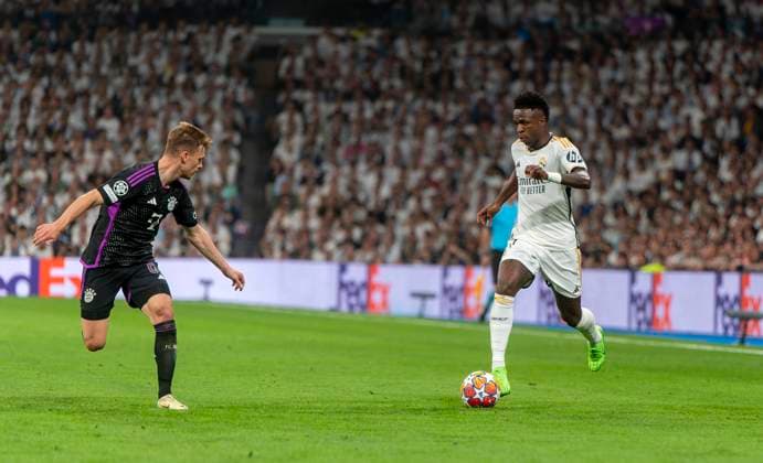 08 05 2024, Football UEFA Champions League 2023 2024 semi-final, Real Madrid FC Bayern Munich, at Estadio Santiago Bernabeu, Madrid, re Vinicius Junior Real Madrid li Joshua Kimmich FC Bayern Munich