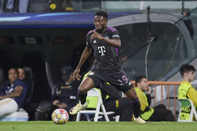 Alphonso Davies of FC Bayern Munich with the ball during the UEFA Champions League match between Real Madrid and Bayern Munich at Santiago Bernabeu Stadium on May 8, 2024 in Madrid, Spain. (Photo by: LGM) FOOTBALL : Real Madrid vs Bayern Munich- UEFA Champions League - 08 05 2024 LGM Panoramic 