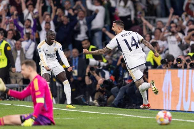 Joselu of Real Madrid celebrates scoring the goal for their side with their teammates to make it 2-1 Real Madrid v Bayern Munich, UEFA Champions League, Semi-Final, Football, Santiago Bernabeu Stadium, Madrid, Spain - 08 May 2024  Copyright: xRubenxAlbarran Shutterstockx 14469131bq