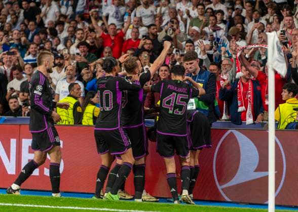 08 05 2024, Football UEFA Champions League 2023 2024 semi-final, Real Madrid FC Bayern Munich, at Estadio Santiago Bernabeu, Madrid, Alphonso Davies FC Bayern Munich celebrating a goal with Aleksandar Pavlovic Bayern Munich and Harry Kane FC Bayern Munich