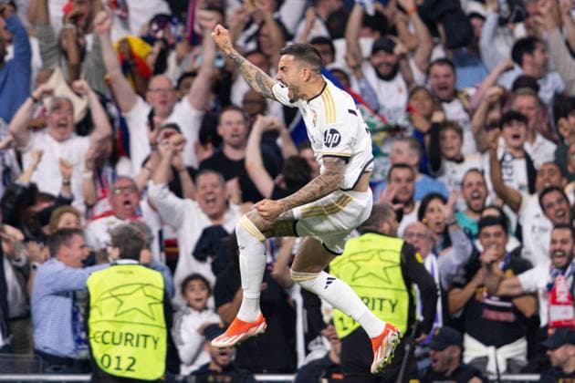 Sport Bilder des Tages Joselu of Real Madrid celebrates scoring the goal for their side with their teammates to make it 2-1 Real Madrid v Bayern Munich, UEFA Champions League, Semi-Final, Football, Santiago Bernabeu Stadium, Madrid, Spain - 08 May 2024  Copyright: xRubenxAlbarran Shutterstockx 14469131bg