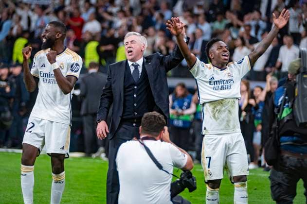 Real Madrid vs FC Bayern Munchen: Semi-final Second Leg - UEFA Champions League 2023 24 MADRID, SPAIN - MAY 8: Antonio Rudiger (L), Carlo Ancelotti (C) and Vinicius Junior (R) of Real Madrid seen celebrating the victory at the end of the UEFA Champions League semi-final second leg match between Real Madrid and FC Bayern Munchen at Estadio Santiago Bernabeu on May 8, 2024 in Madrid, Spain. Madrid Estadio Santiago Bernabeu Spain Copyright: xAlbertoxGardinx AGardin_20240508_Football_Champions_Real_Madrid_vs_Bayern_012