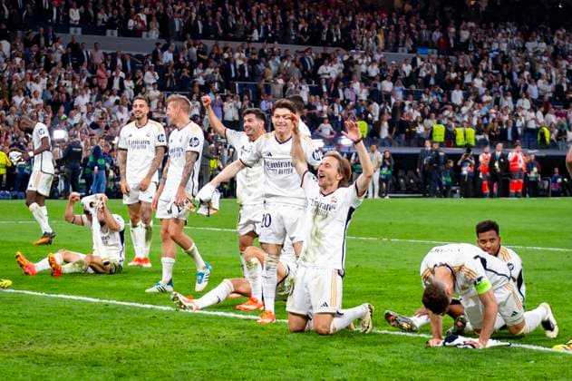 Real Madrid vs FC Bayern Munchen: Semi-final Second Leg - UEFA Champions League 2023 24 MADRID, SPAIN - MAY 8: Real Madrid players with Luka Modric (C) seen celebrating the victory at the end of the UEFA Champions League semi-final second leg match between Real Madrid and FC Bayern Munchen at Estadio Santiago Bernabeu on May 8, 2024 in Madrid, Spain. Madrid Estadio Santiago Bernabeu Spain Copyright: xAlbertoxGardinx AGardin_20240508_Football_Champions_Real_Madrid_vs_Bayern_043
