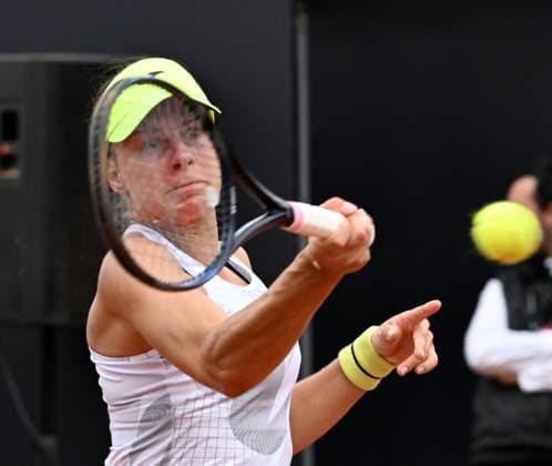 (240509) -- ROME, May 9, 2024 -- Magda Linette of Poland competes during the women s singles 1st round match against Zhu Lin of China at the WTA, Tennis Damen Italian Open in Rome, Italy, May 8, 2024. (Photo by Xinhua) (SP)ITALY-ROME-TENNIS-WTA-ROME OPEN AlbertoxLingria 