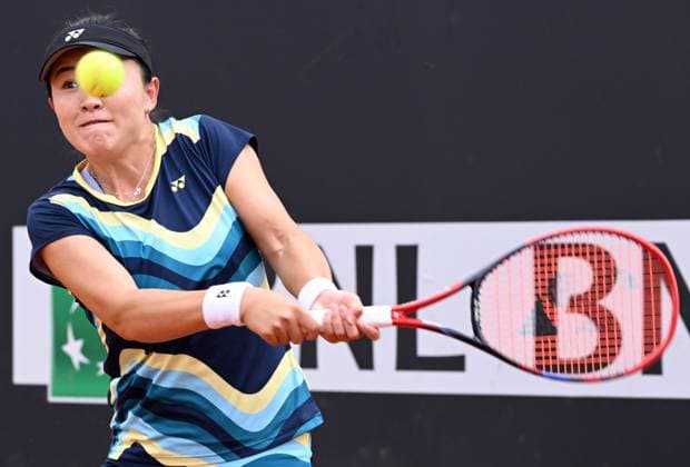 (240509) -- ROME, May 9, 2024 -- Zhu Lin of China competes during the women s singles 1st round match against Magda Linette of Poland at the WTA, Tennis Damen Italian Open in Rome, Italy, May 8, 2024. (Photo by Xinhua) (SP)ITALY-ROME-TENNIS-WTA-ROME OPEN AlbertoxLingria 