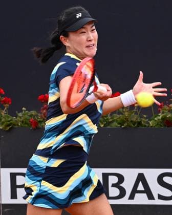 (240509) -- ROME, May 9, 2024 -- Zhu Lin of China competes during the women s singles 1st round match against Magda Linette of Poland at the WTA, Tennis Damen Italian Open in Rome, Italy, May 8, 2024. (Photo by Xinhua) (SP)ITALY-ROME-TENNIS-WTA-ROME OPEN AlbertoxLingria 
