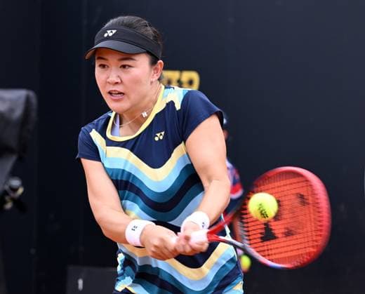 (240509) -- ROME, May 9, 2024 -- Zhu Lin of China competes during the women s singles 1st round match against Magda Linette of Poland at the WTA, Tennis Damen Italian Open in Rome, Italy, May 8, 2024. (Photo by Xinhua) (SP)ITALY-ROME-TENNIS-WTA-ROME OPEN AlbertoxLingria 