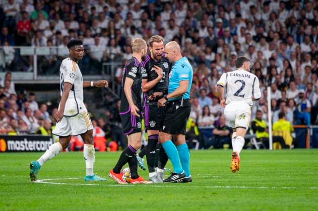 Real Madrid vs FC Bayern Munchen: Semi-final Second Leg - UEFA Champions League 2023 24 MADRID, SPAIN - MAY 8: Harry Kane of FC Bayern Munchen seen arguing with the referee during the UEFA Champions League semi-final second leg match between Real Madrid and FC Bayern Munchen at Estadio Santiago Bernabeu on May 8, 2024 in Madrid, Spain. Madrid Estadio Santiago Bernabeu Spain Copyright: xAlbertoxGardinx AGardin_20240508_Football_Champions_Real_Madrid_vs_Bayern_069