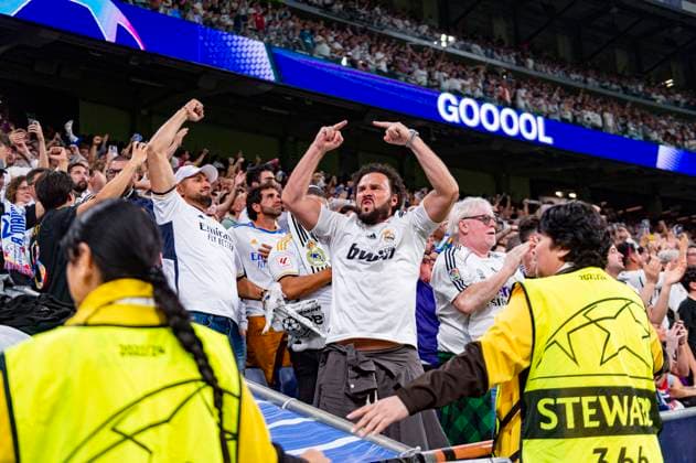 Real Madrid vs FC Bayern Munchen: Semi-final Second Leg - UEFA Champions League 2023 24 MADRID, SPAIN - MAY 8: Real Madrid fans seen celebrating a goal during the UEFA Champions League semi-final second leg match between Real Madrid and FC Bayern Munchen at Estadio Santiago Bernabeu on May 8, 2024 in Madrid, Spain. Madrid Estadio Santiago Bernabeu Spain Copyright: xAlbertoxGardinx AGardin_20240508_Football_Champions_Real_Madrid_vs_Bayern_107