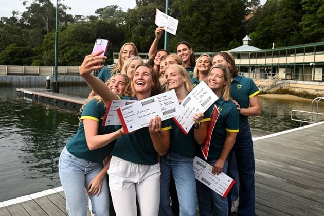 Sport Themen der Woche KW19 Sport Bilder des Tages AUSTRALIAN OLYMPIC WOMENS Water polo, Wasserball ANNOUNCEMENT, Tilly Kearns (centre) and teammates pose for a photo during the announcement of the Australian womenÕs water polo team for the 2024 Paris Olympic Games, Olympische Spiele, Olympia, OS at the Dawn Fraser Baths, in Sydney, Thursday, May 9, 2024. ( NO ARCHIVING, EDITORIAL USE ONLY, NO USE IN BOOKS WITHOUT CONSENT SYDNEY NSW AUSTRALIA  Copyright: xDANxHIMBRECHTSx 20240509119490025392