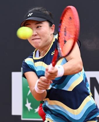 (240509) -- ROME, May 9, 2024 -- Zhu Lin of China competes during the women s singles 1st round match against Magda Linette of Poland at the WTA, Tennis Damen Italian Open in Rome, Italy, May 8, 2024. (Photo by Xinhua) (SP)ITALY-ROME-TENNIS-WTA-ROME OPEN AlbertoxLingria 