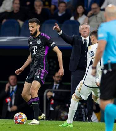 08 05 2024, Football UEFA Champions League 2023 2024 semi-final, Real Madrid FC Bayern Munich, at the Estadio Santiago Bernabeu, Madrid, left Noussair Mazraoui FC Bayern Munich behind coach Carlo Ancelotti Real Madrid