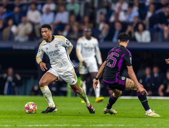 08 05 2024, Football UEFA Champions League 2023 2024 semi-final, Real Madrid FC Bayern Munich, at the Estadio Santiago Bernabeu, Madrid, li Jude Bellingham Real Madrid on the ball