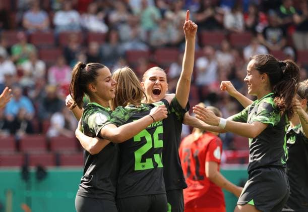 Bilder des Jahres 2024, Sport 05 Mai Sport Themen der Woche KW19 Torjubel 0-1 Jule Brand (Wolfsburg, 2.v.r.), Frauen DFB Pokal Finale, FC Bayern München vs VfL Wolfsburg, Köln, Deutschland, 09.05.2024. *** Goal celebration 0 1 Jule Brand Wolfsburg, 2 v r , Womens DFB Cup Final, FC Bayern Munich vs VfL Wolfsburg, Cologne, Germany, 09 05 2024
