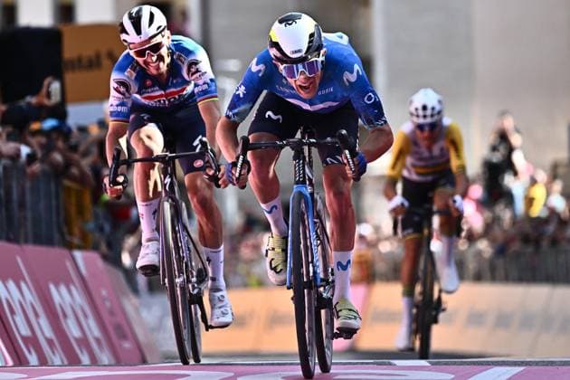Sport Themen der Woche KW19 Sport Bilder des Tages May 9, 2024, Rapolano Terme, ITALY: Spanish rider Pelayo Sanchez Mayo of Movistar team to cross the finish line and win the 6th stage of the 107 Giro d Italia 2024, cycling race over 180 km from Torre del Lago Puccini to Rapolano Terme, Italy, 09 May 2024. ANSA LUCA ZENNARO Giro d Italia cycling tour - Stage 6  - ZUMAa110 20240509_zaf_a110_043 Copyright: xLucaxZennarox