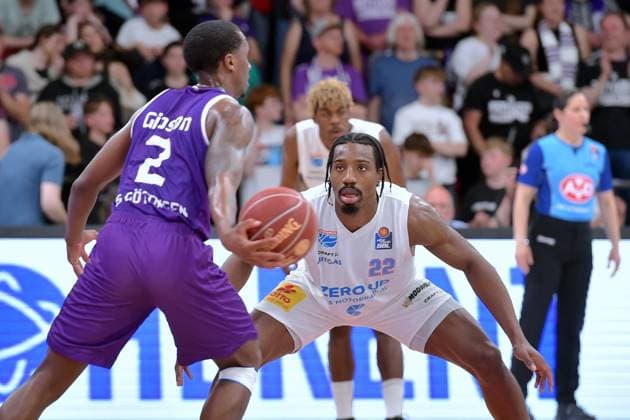 Sport Themen der Woche KW19 Umoja Gibson (BG Goettingen 2) (am Ball), Johnathan Stove (Syntainics MBC 22) in der Defense , GER, BG Goettingen - Mitteldeutscher Basketball Club MBC, Basketball, Bundesliga BBL, Saison 2023-2024, 33. Spieltag, 09.05.2024. GER, BG Goettingen - Mitteldeutscher Basketball Club, Basketball Bundesliga, 33. Spieltag, Saison 2023-2024, 09.05.2024 Goettingen *** Umoja Gibson BG Goettingen 2 on the ball , Johnathan Stove Syntainics MBC 22 on defense , GER, BG Goettingen Mitteldeutscher Basketball Club MBC, Basketball, Bundesliga BBL, Saison 2023 2024, 33 Spieltag, 09 05 2024 GER, BG Goettingen Mitteldeutscher Basketball Club, Basketball Bundesliga, 33 Spieltag, Saison 2023 2024, 09 05 2024 Goettingen Copyright: xEibner-Pressefotox-xRolandxSippelx EP_RSL