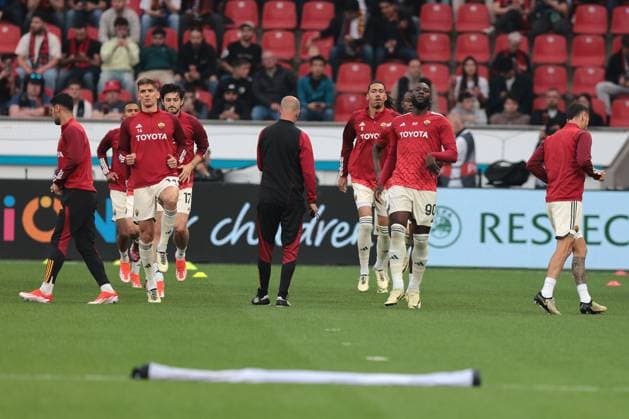 The AS Roma players before the game in the Europa League semi-final second leg Bayer 04 Leverkusen AS Roma Copyright Thomas Pakusch Copyright: Thomas Pakusch
