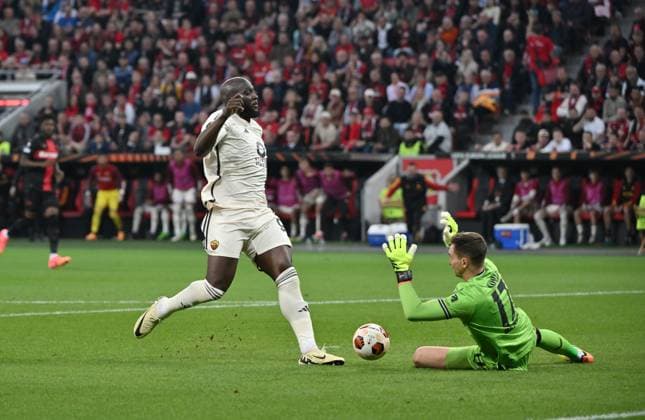 Romelu Lukaku AS Roma fails to score against goalkeeper Matej Kovar Bayer 04 Leverkusen 09 05 2024, Football Europa League, Season 2023 2024, Semi-final second leg, Bayer 04 Leverkusen AS Roma Leverkusen BayArena Nordrhein Westfalen Germany Team2