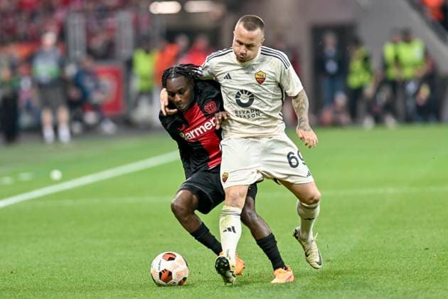 from left in duel Jeremie Frimpong 30, Bayer Leverkusen Angelino 69, AS Roma 09 05 2024 Soccer Europa League, Bayer Leverkusen vs AS Roma, BayArena, Leverkusen, NRW Germany Copyright: xpepphotox xHorstxMauelshagenx pep00321, pep_20240509_hm