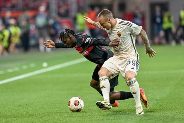 from left in duel Jeremie Frimpong 30, Bayer Leverkusen Angelino 69, AS Roma 09 05 2024 Soccer Europa League, Bayer Leverkusen vs AS Roma, BayArena, Leverkusen, NRW Germany Copyright: xpepphotox xHorstxMauelshagenx pep00321, pep_20240509_hm