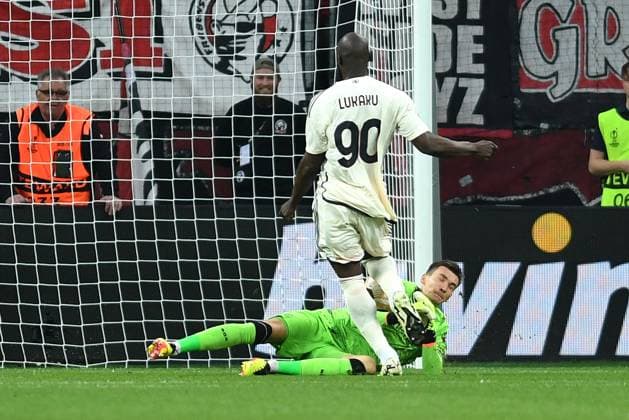 09 05 2024, Leverkusen, Germany, BayARENA, Bayer 04 Leverkusen vs AS Roma UEFA Europa League 2023 2024 Semi finals second leg, Goalkeeper Matej Kovar Bayer 04 Leverkusen and Romelu Lukaku AS Roma in a duel Photo Ralf Treese Leverkusen BayARENA North Rhine Westphalia Germany 521_LEVROM20240509_002 Treese-521