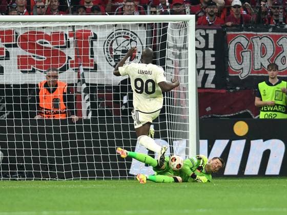 09 05 2024, Leverkusen, Germany, BayARENA, Bayer 04 Leverkusen vs AS Roma UEFA Europa League 2023 2024 Semi finals second leg, Goalkeeper Matej Kovar Bayer 04 Leverkusen and Romelu Lukaku AS Roma in a duel Photo Ralf Treese Leverkusen BayARENA North Rhine Westphalia Germany 521_LEVROM20240509_003 Treese-521