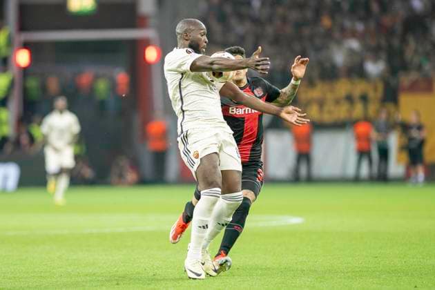 Football UEFA Europa League, 2023 2024 season, semi-final, second leg, Bayer 04 Leverkusen AS Roma on 09 05 2024 at the BayArena in Leverkusen Romelu Lukaku AS Roma, 90 takes the ball with his chest and Piero Hincapie Bayer 04 Leverkusen, 03 comes too late Photo Kirchner Media TH Copyright: xKirchner-Media THx
