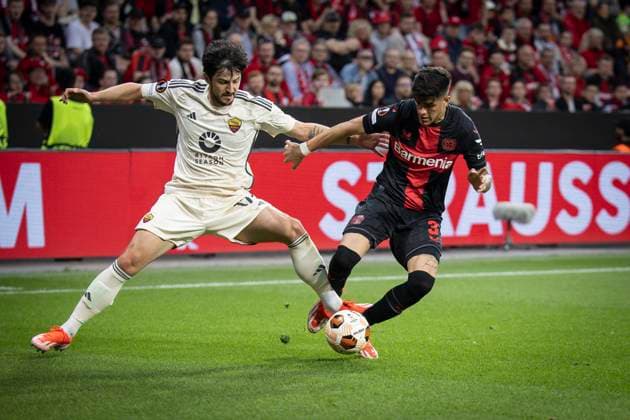 UEFA Europa League semi-final Bayer 04 Leverkusen vs AS Roma, 09 05 2024 Sardar Azmoun AS Roma, 17 and Piero Hincapie Bayer 04 Leverkusen, 3 in a duel during the Europa League semi-final between Bayer 04 Leverkusen and AS Roma at BayArena on 09 05 2024 in Leverkusen, Germany DFL REGULATIONS PROHIBIT ANY USE OF PHOTOGRAPHS AS IMAGE SEQUENCES AND OR QUASI VIDEO Copyright: xBEAUTIFULxSPORTS AxelxKohringx