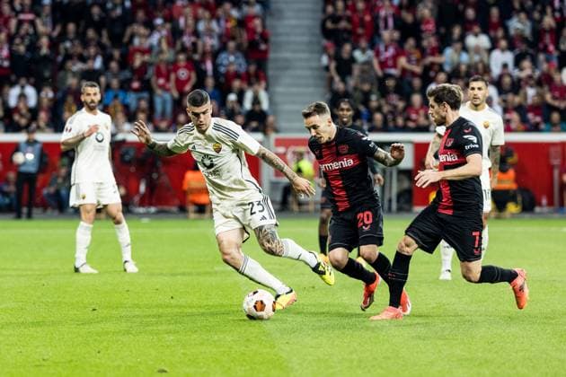 UEFA Europa League semi-final Bayer 04 Leverkusen vs AS Roma, 09 05 2024 duel Gianluca Mancini AS Roma, 23 , Alejandro Grimaldo Bayer 04 Leverkusen, 20 , Jonas Hofmann Bayer 04 Leverkusen, 7 UEFA Europa League Bayer 04 Leverkusen AS Roma, Leverkusen, BayArena on 09 05 2024 Copyright: xBEAUTIFULxSPORTS Wunderlx