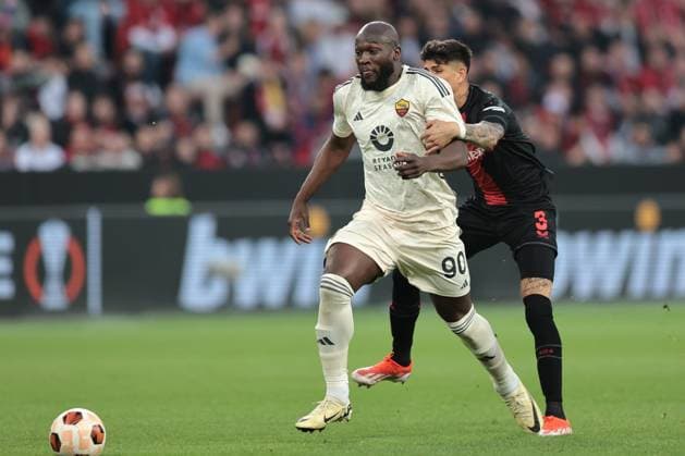 Romelu Lukaku AS Roma and Piero Hincapie Bayer 04 Leverkusen during the Europa League semi-final second leg Bayer 04 Leverkusen AS Roma Copyright Thomas Pakusch Copyright: Thomas Pakusch