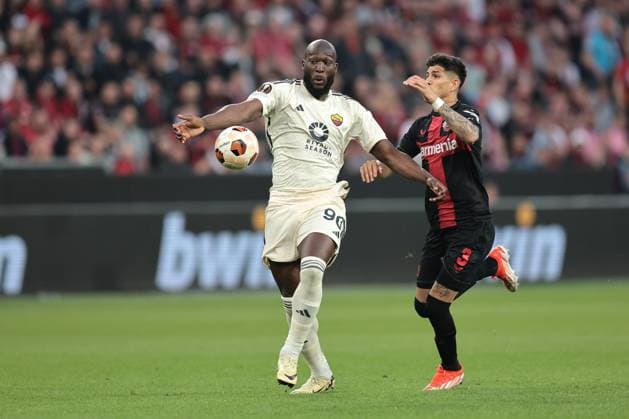 Romelu Lukaku AS Roma and Piero Hincapie Bayer 04 Leverkusen during the Europa League semi-final second leg Bayer 04 Leverkusen AS Roma Copyright Thomas Pakusch Copyright: Thomas Pakusch