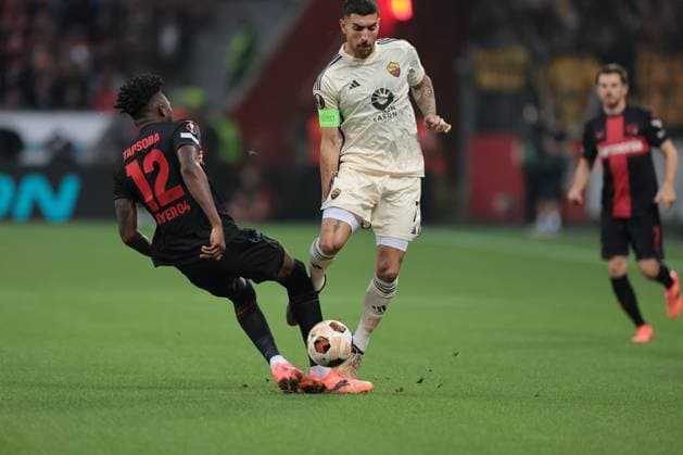 Edmond Tapsoba Bayer 04 Leverkusen and Lorenzo Pellegrini AS Roma during the Europa League semi-final second leg Bayer 04 Leverkusen AS Rome Copyright Thomas Pakusch Copyright: Thomas Pakusch